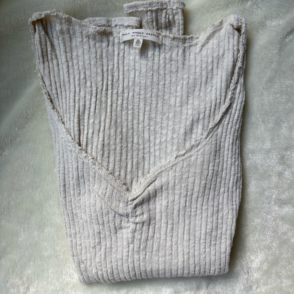 super cute longsleeve v neck sweater size XL